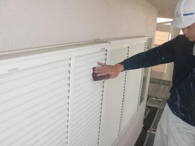 2015.07.24S様邸52雨戸鏡板ケレン施工中
