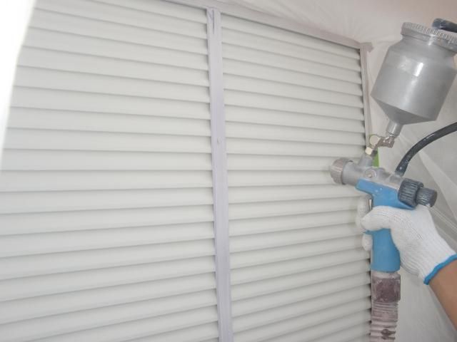 2015.07.24S様邸55雨戸鏡板上吹き１回目施工中