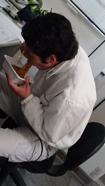 20160216梶原チョコソース焼きそばを食べる
